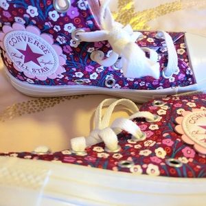 Converse Shoes in size toddler 11